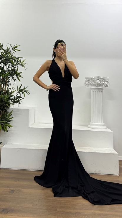 Schwarzes rückenfreies Abendkleid mit Schleppe und speziellem Design